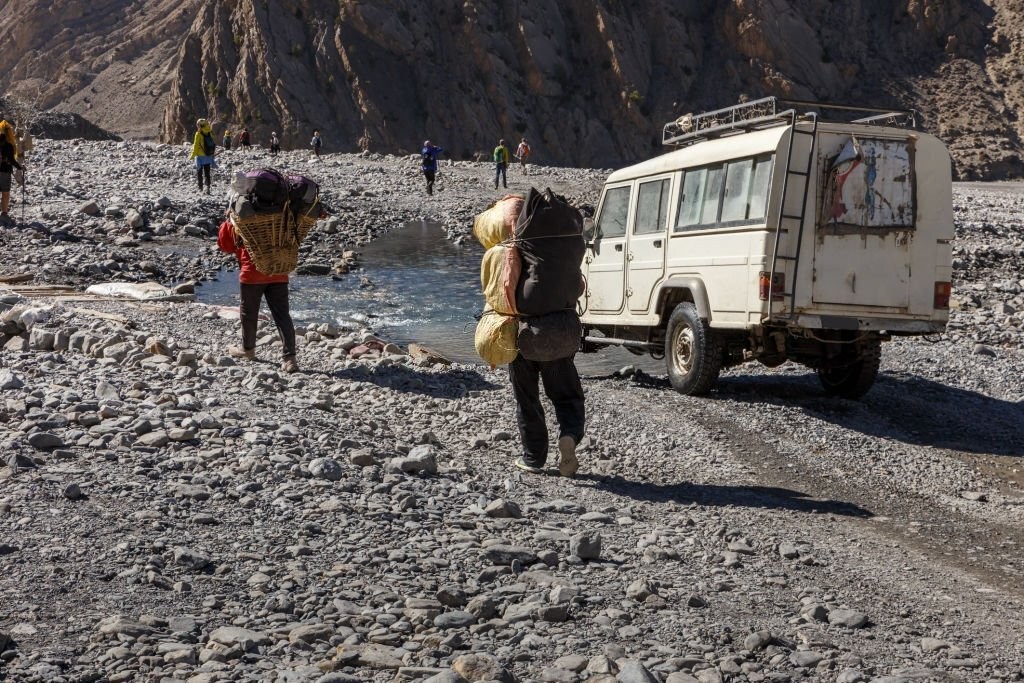 Tourist and porters on upper mustang trek